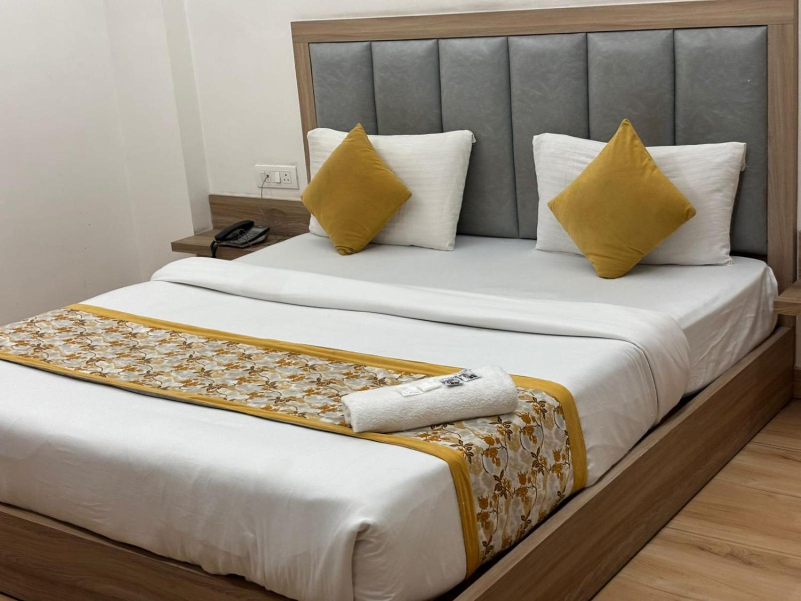 Hotel The Meropolitan Near Igi Airport 4*