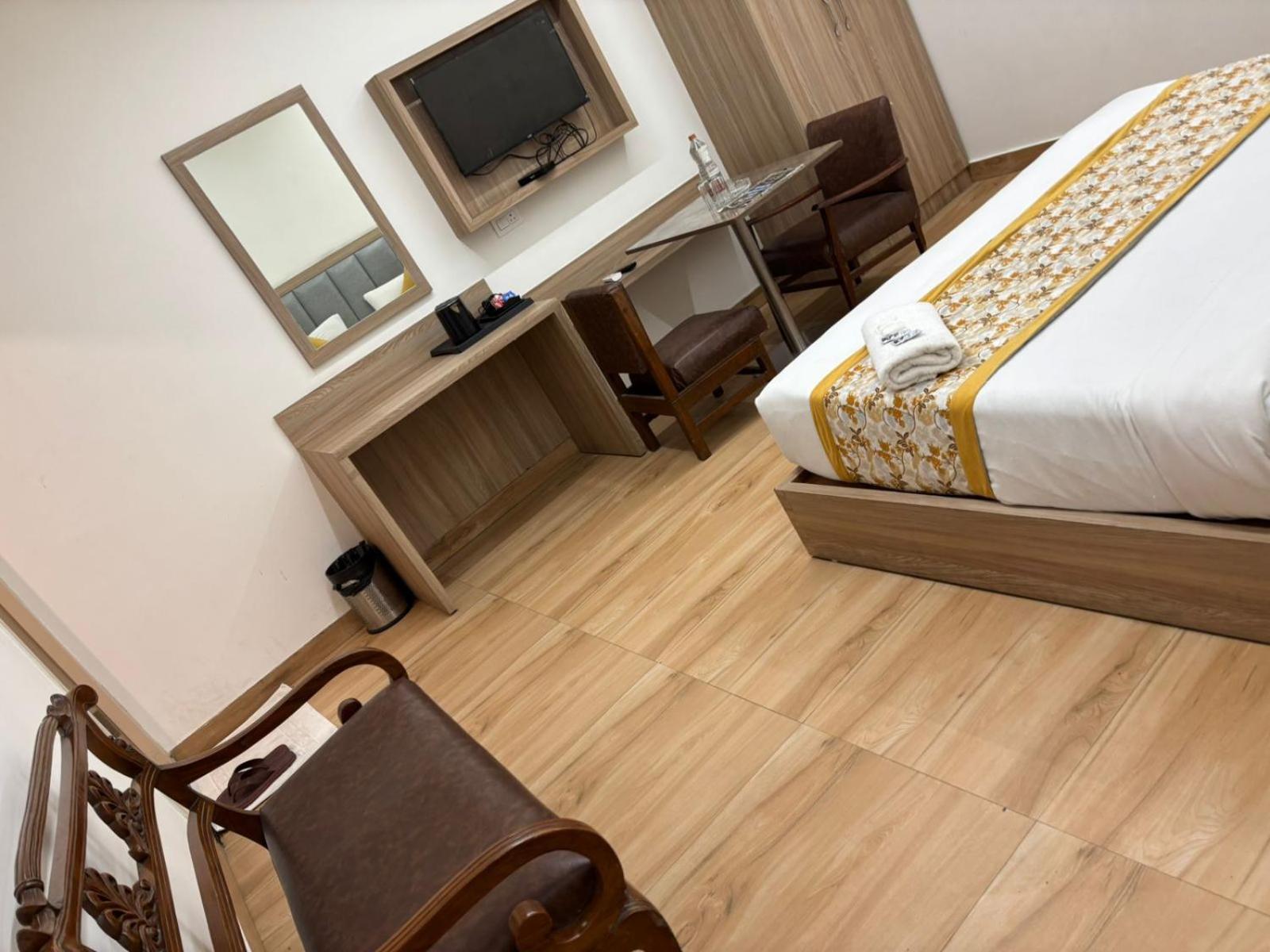 Hotel The Meropolitan Near Igi Airport 4*