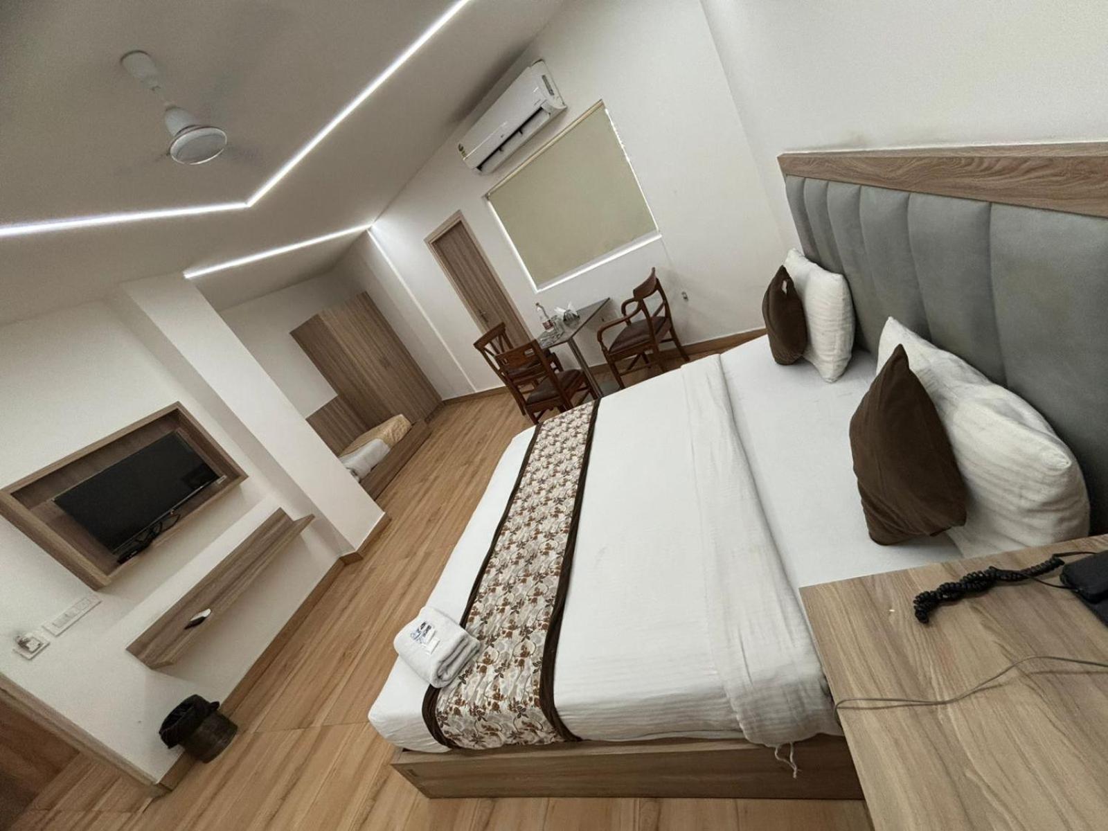 Hotel The Meropolitan Near Igi Airport 4*