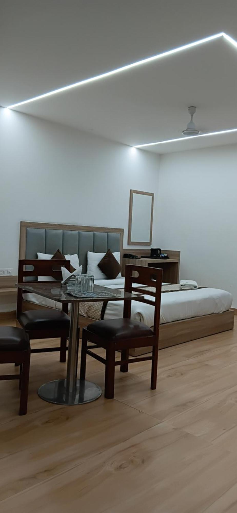 The Meropolitan Near Igi Airport 4* New Delhi
