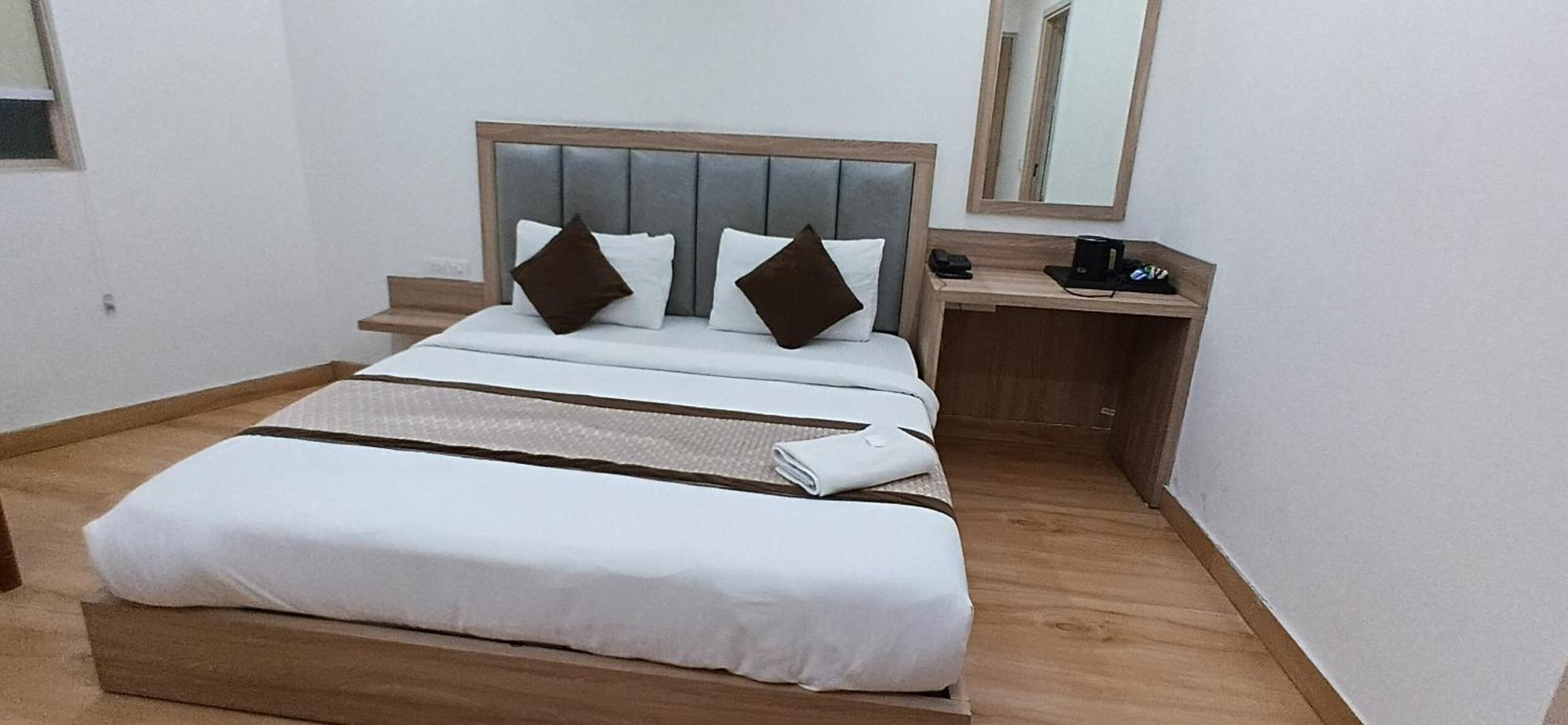 Hotel The Meropolitan Near Igi Airport New Delhi